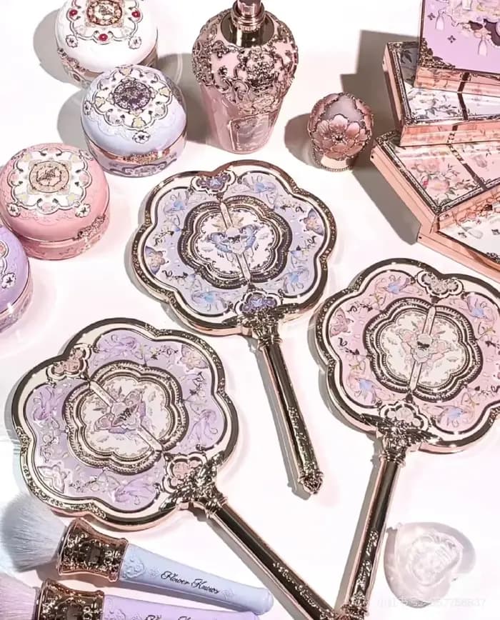 Fleur sait papillon nuage collier Collection miroir cosmétique main tenant