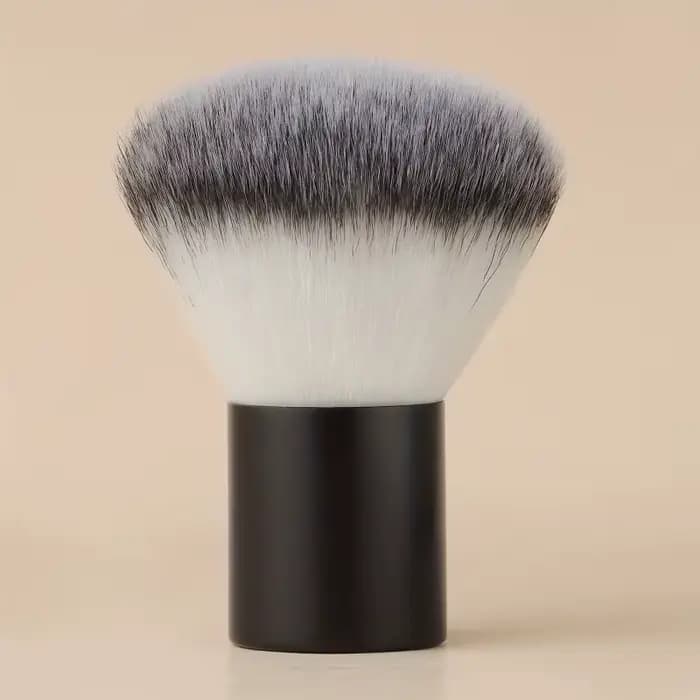 Pinceau Kabuki moelleux pour une application parfaite du fond de teint