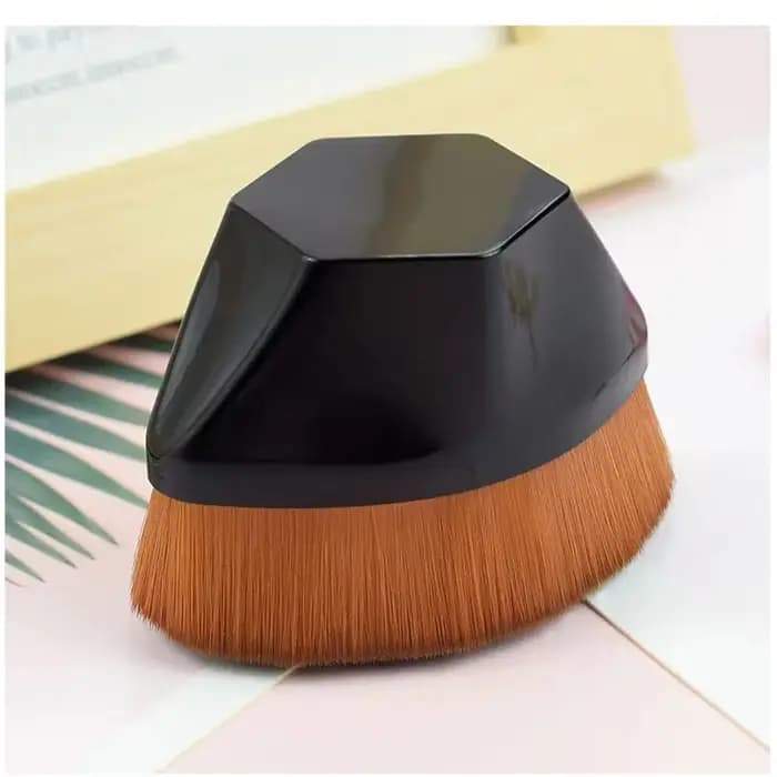 Pinceau de maquillage Kabuki à tête plate haute densité pour une application impeccable de la poudre, des liquides et des crèmes, et un estompage en douceur