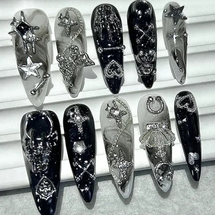 Jirai japonais épices filles presse à la main sur les ongles Y2K noir blanc longue pointe Nail Art 3D papillon étoile
