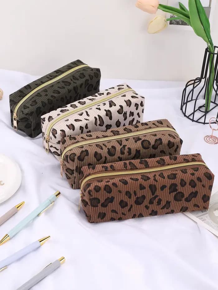 1 trousse à crayons en velours côtelé avec un motif imprimé léopard