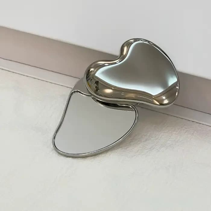 Miroir de maquillage élégant en forme de cœur