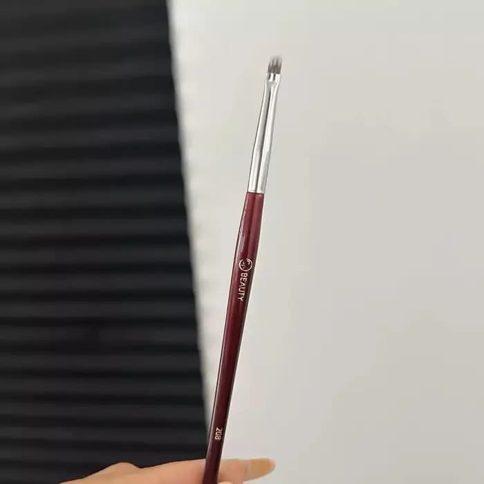 Pinceau de fond de teint profilé Bk101