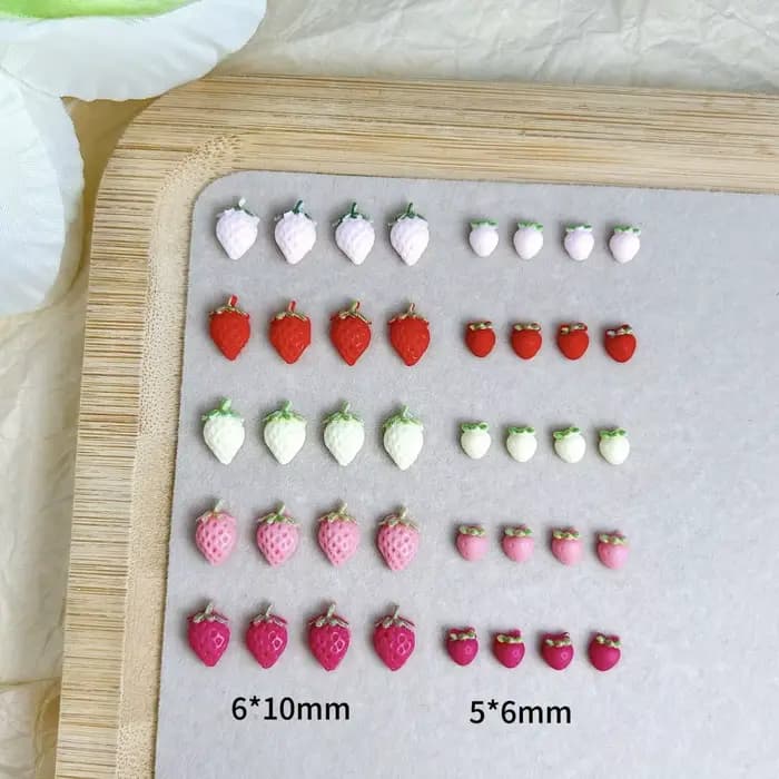 50 pièces mignon dessin animé résine fraise Nail Art décorations accessoires 5 couleurs Mini fraise