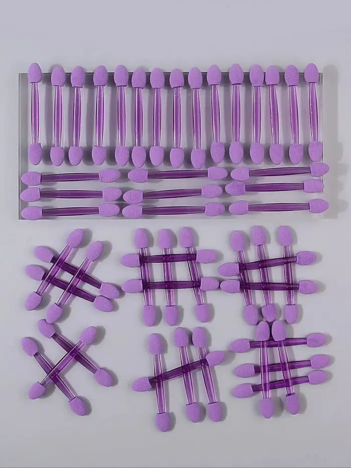 50 bâtonnets de fard à paupières en éponge double tête violettes.