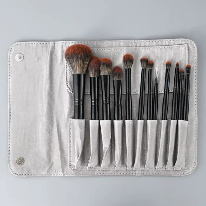 Ensemble de pinceaux de maquillage professionnels végétaliens noirs