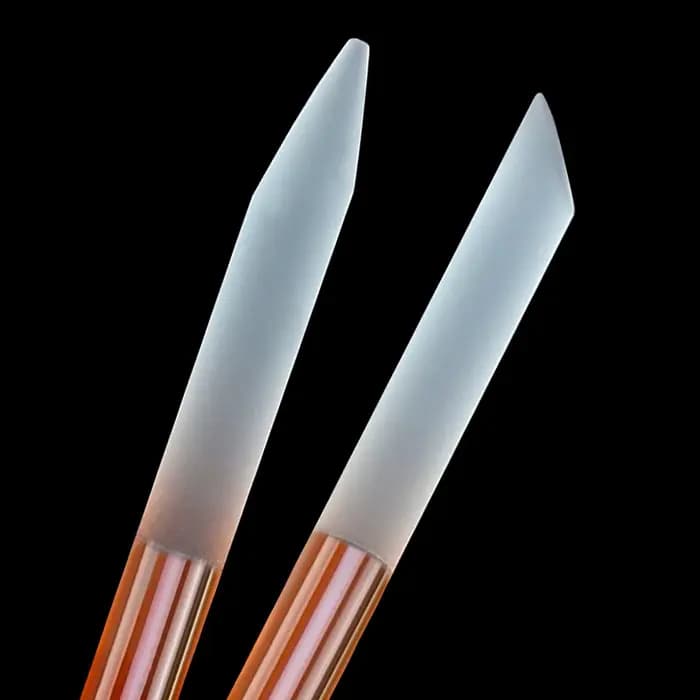 Poussoir à cuticules en verre